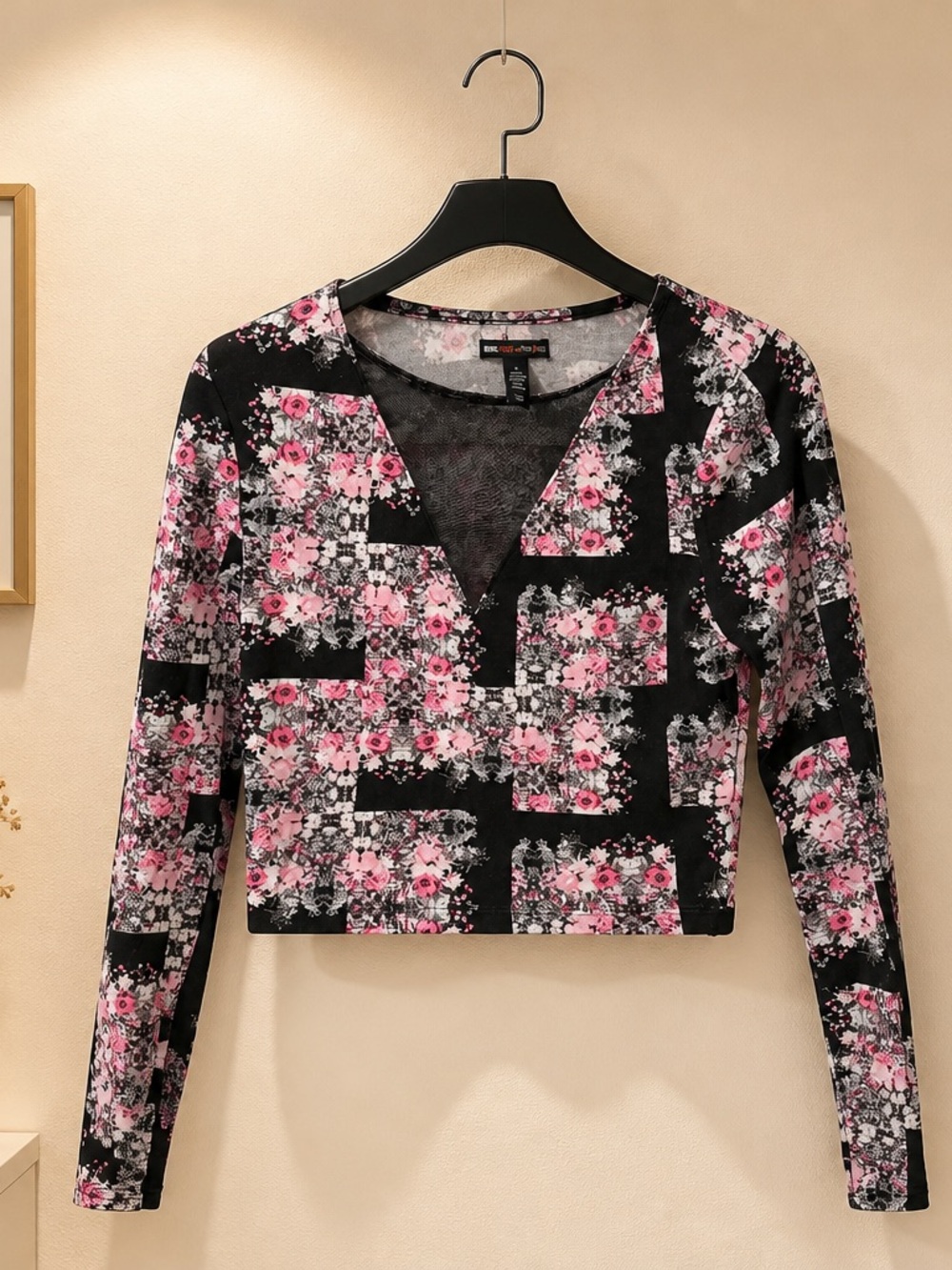 Teen Vogue Pink Floral V‑Neck Long Sleeve Crop Tee